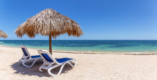 Vista di una spiaggia sabbiosa Playa Ancon sul Mar dei Caraibi a Trinidad Cuba