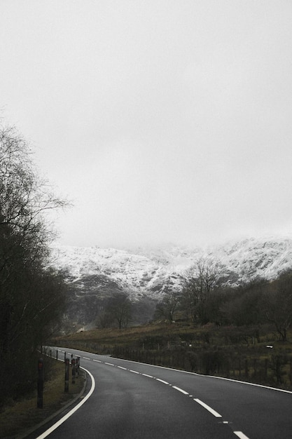 Vista di una strada che porta a montagne innevate