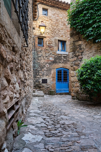 Vista di una strada fiorita nel borgo medievale di Peratallada, in Girona, in Catalogna, Spagna.