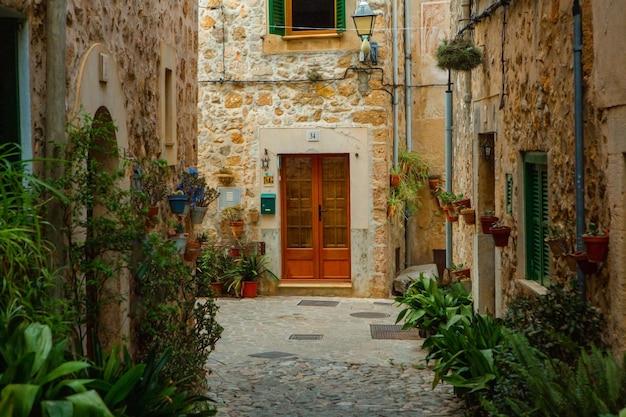 Vista di una strada medievale del pittoresco villaggio in stile spagnolo Valdemossa a Maiorca o Maiorca