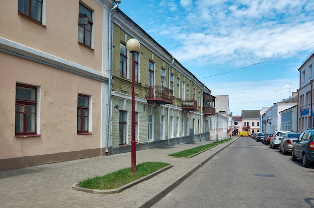 Vista di una strada stretta a Grodno, Bielorussia, centro storico