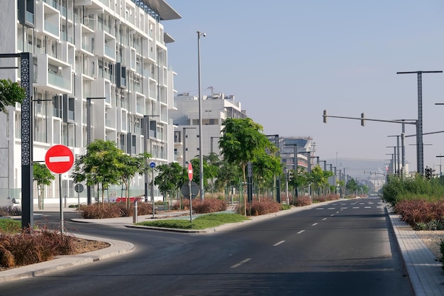 Vista di una strada vuota in una città moderna, autostrada con cartelli stradali e semafori lungo la piazza