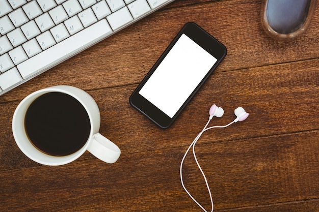 Vista di una tazza di caffè e uno smartphone