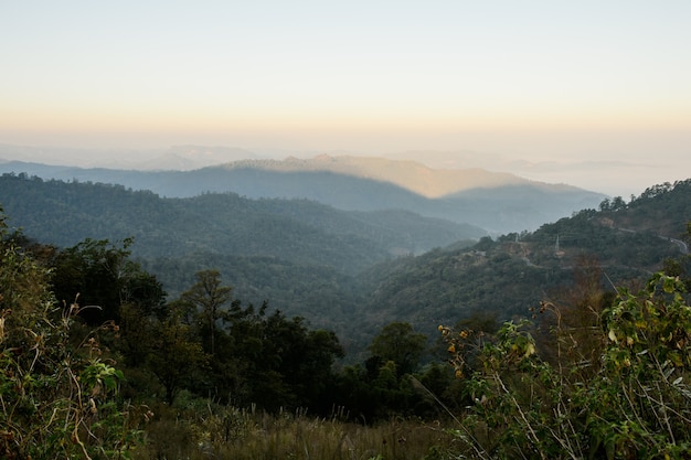vista di una valle in una bella mattina presto con nebbia tra le colline