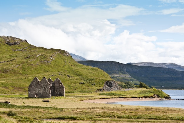 Vista di una vecchia casa in Scozia, vicino all'isola di Skye