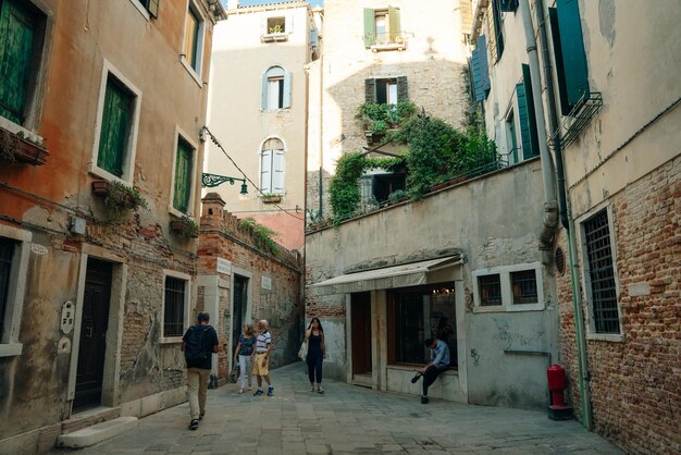 Vista di una vecchia strada stretta a Venezia Italia Architettura e punto di riferimento Venezia Italia nov 2021