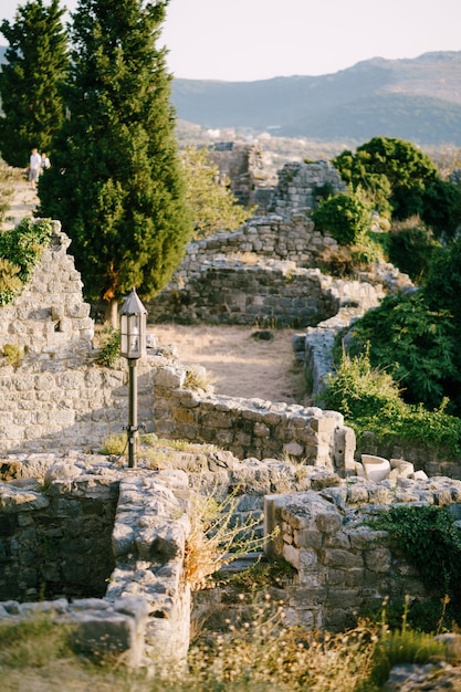 Vista di vecchie rovine contro il cielo