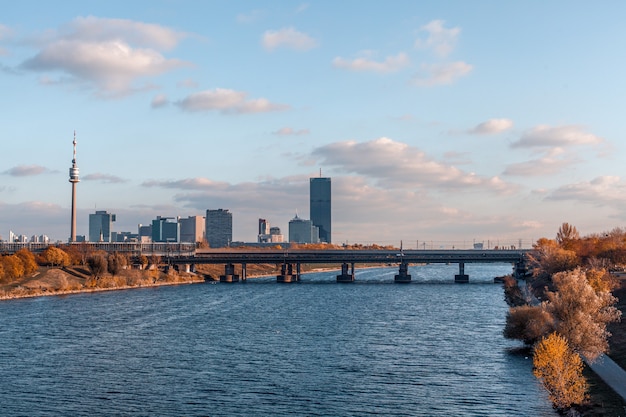 Vista di Vienna dal ponte sul fiume Danubio