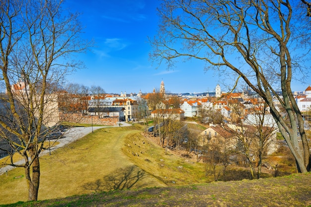 Vista di Vilnius dalla collina del bastione delle mura della città di Vilnius. Lituania.
