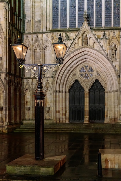 Vista di York Minster di notte a York, North Yorkshire, il 19 febbraio 2020