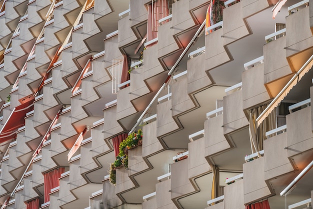 Vista diagonale di file di balconi di un edificio residenziale