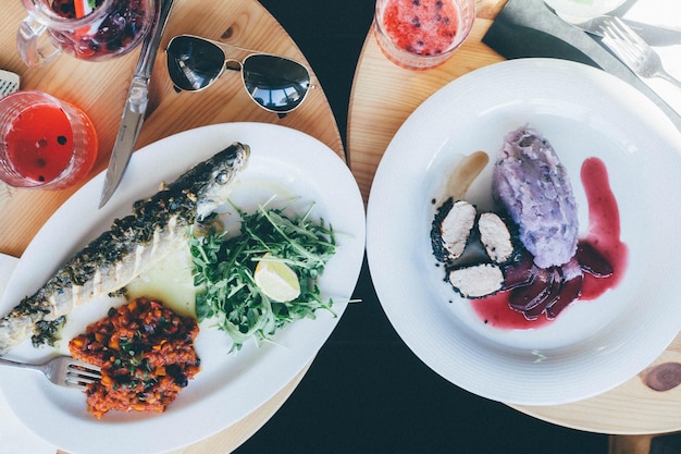 Vista direttamente sopra di frutti di mare freschi serviti sul tavolo del ristorante