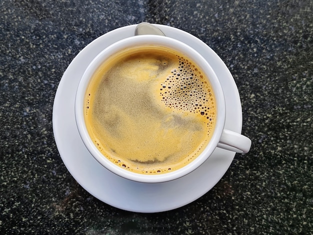 Vista direttamente sopra una tazza di caffè americano caldo sul tavolo in pietra