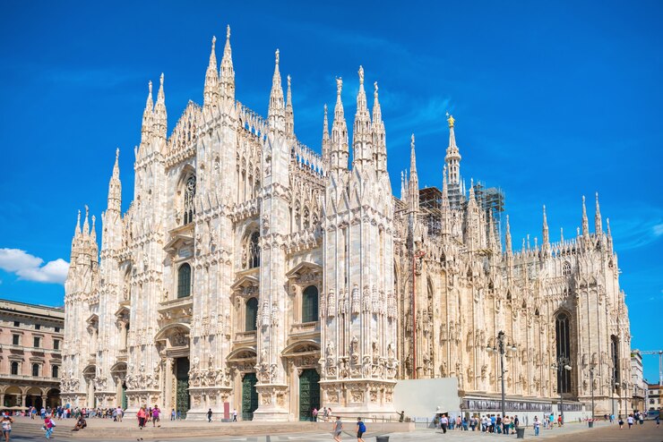 Vista diurna del famoso Duomo di Milano (Duomo di Milano) sulla piazza di Milano, Italy