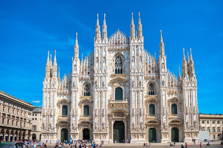 Vista diurna del famoso Duomo di Milano (Duomo di Milano) sulla piazza di Milano, Italy