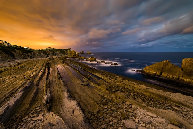 Vista drammatica di Playa de la Arnia Cantabria Spagna