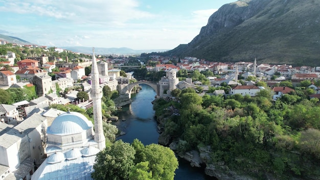 Vista drone del ponte di mostar fatto di pietra storica architettura ottomana il ponte di mostar è stato costruito