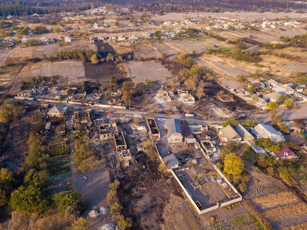 Vista drone di case distrutte dopo l'incendio in Ucraina