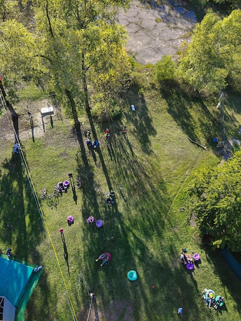 Vista drone di persone non identificate che riposano nel parco