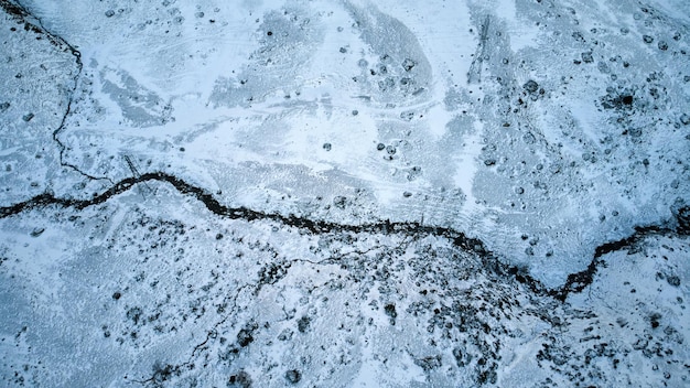 Vista drone di un fiume con un campo coperto di neve