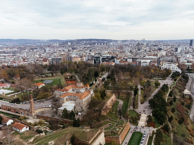 Vista drone La vista della città di Belgrado dall'alto della vecchia fortezza di Kalemegdan Serbia