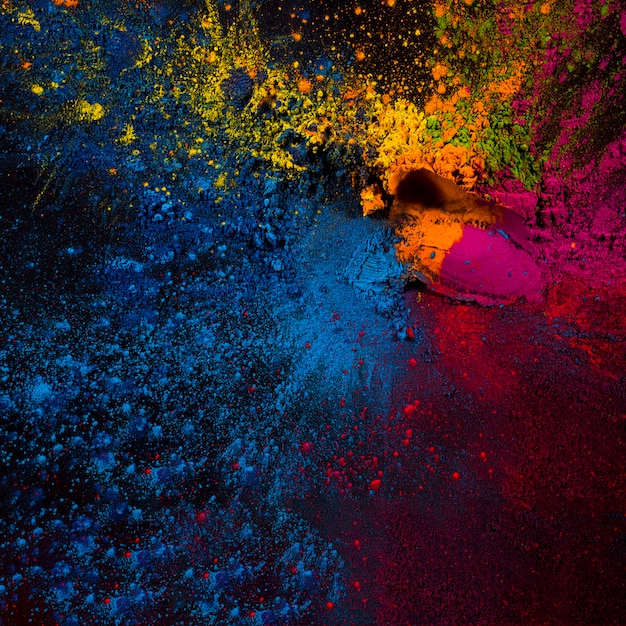 Vista elevata delle polveri colorate di holi su sfondo nero