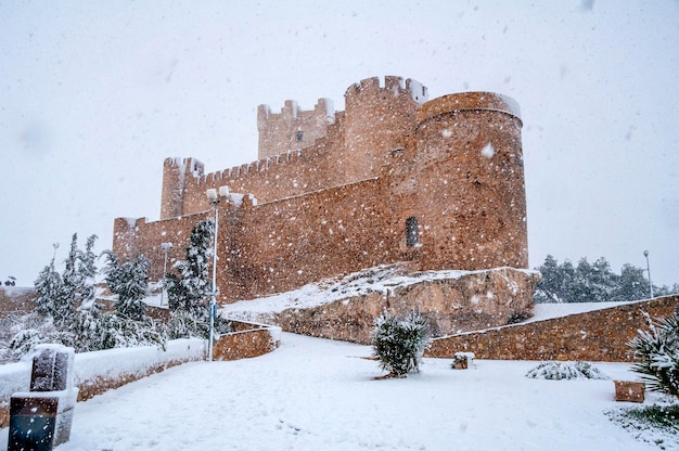 Vista epica del castello innevato di Villena