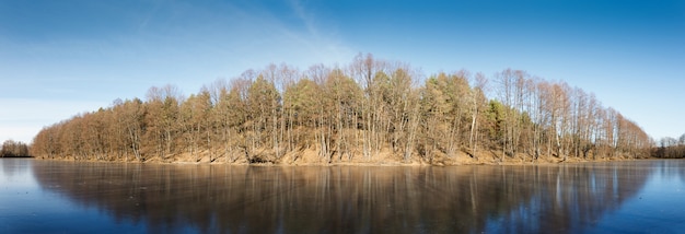 Vista esterna del lago ghiacciato in inverno