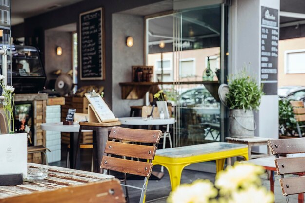 Vista esterna di un caffè di strada vuoto