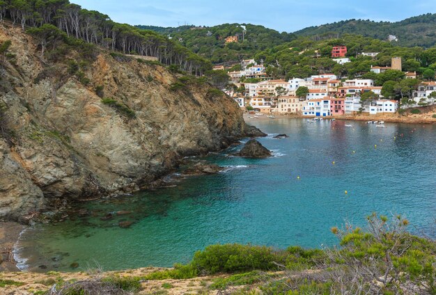 Vista estiva della baia del mare con la città sulla costa. Costa Brava, Catalogna, Spagna.