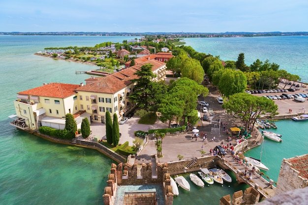 Vista estiva della cittadina italiana di Sirmione. Lago di Garda e piccolo villaggio italiano.