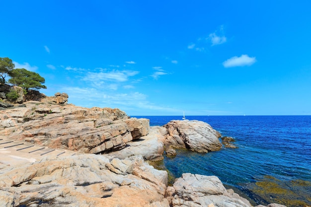 Vista estiva della costa rocciosa del Mar Mediterraneo (vicino alla baia di Tamariu, Costa Brava, Catalogna, Spagna).
