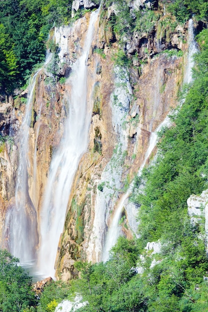 Vista estiva della grande cascata nel Parco nazionale dei laghi di Plitvice (Croazia)