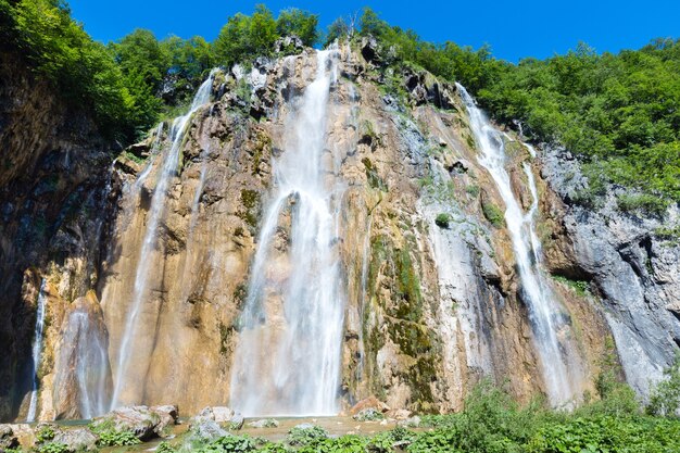 Vista estiva della grande cascata nel Parco nazionale dei laghi di Plitvice (Croazia)