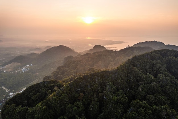 Vista estiva delle montagne rocciose e del mare in una mattina tropicale