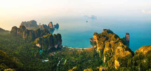 Vista estiva delle montagne rocciose e del mare in una mattina tropicale