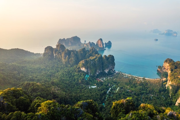 Vista estiva delle montagne rocciose e del mare in una mattina tropicale