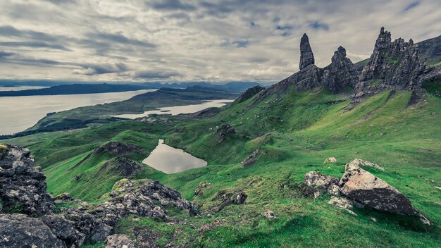 Vista famosa di Old Man of Storr Scozia Regno Unito