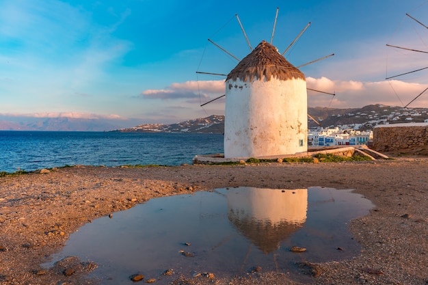 Vista famosa, mulini a vento tradizionali sull'isola di Mykonos, l'isola dei venti, all'alba, Grecia