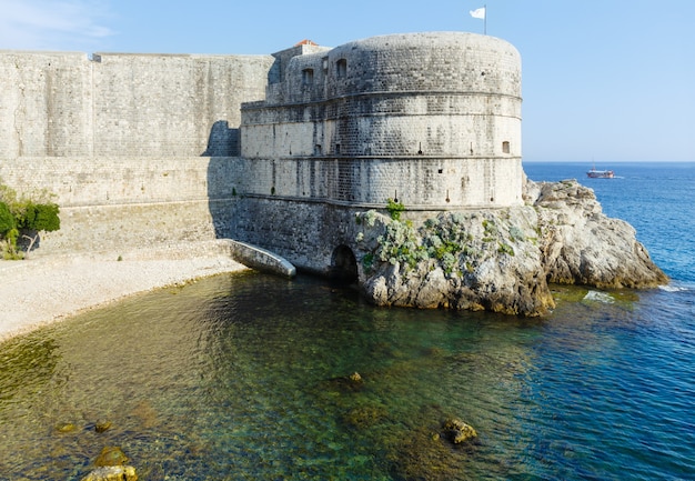 Vista fortezza estiva, torre Lovrijenac su roccia e acqua limpida del mare Adriatico (città di Dubrovnik, Croazia)