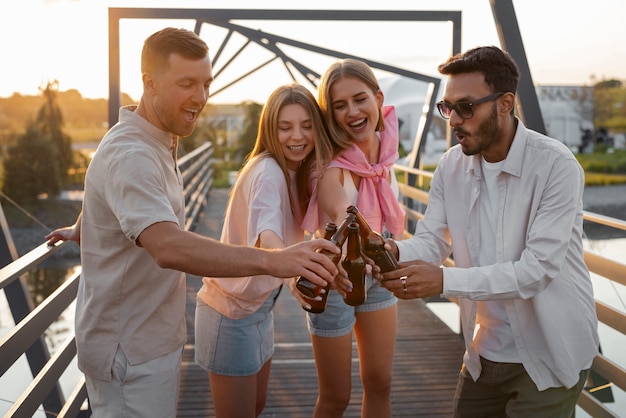 Vista frontale amici con deliziosi kombucha all'aperto