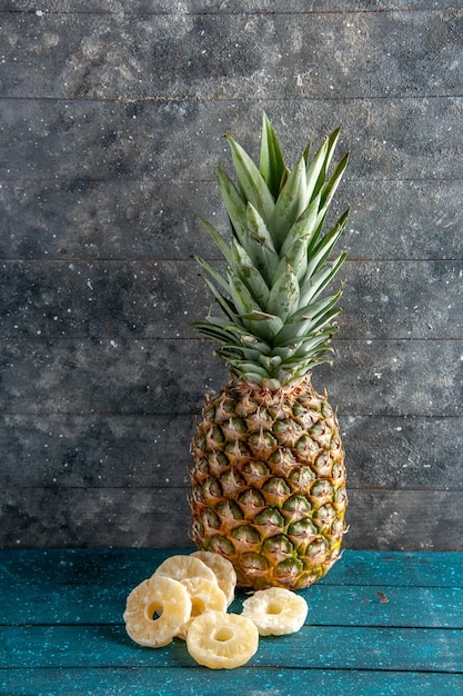 vista frontale ananas fresco anelli di ananas essiccati su sfondo grigio