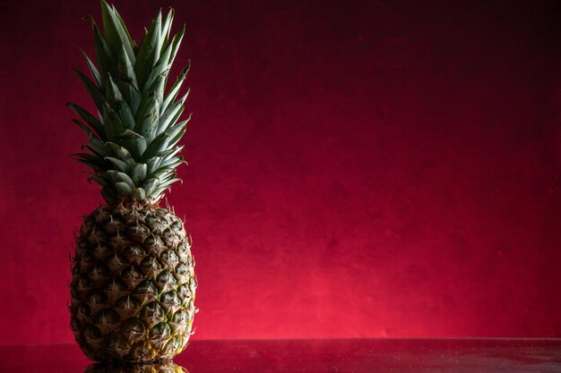 vista frontale ananas fresco su sfondo rosso scuro spazio libero