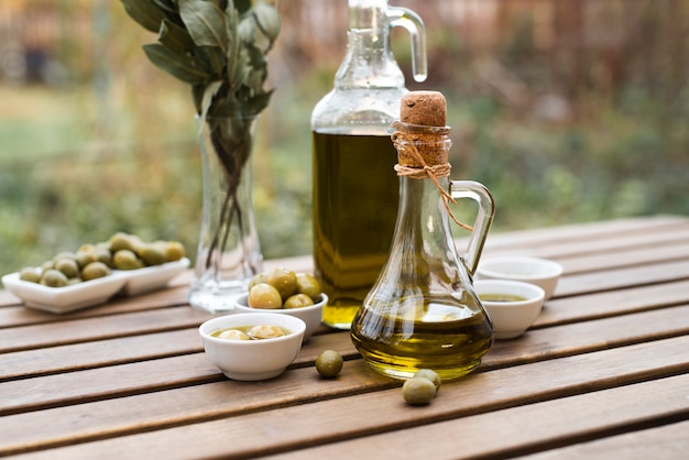 Vista frontale bottiglie di olio d'oliva sul tavolo