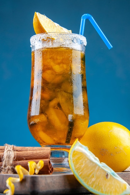 vista frontale cocktail di frutta fresca con paglia e ghiaccio su sfondo blu bar estivo succo di frutta freddo colore festa limonata fresca