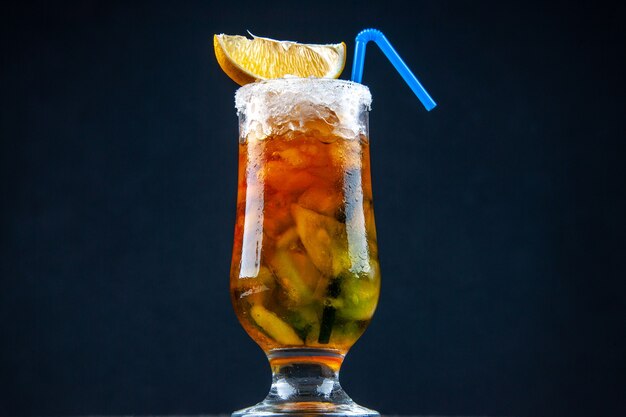 vista frontale cocktail di frutta fresca con paglia su sfondo blu scuro bar succo di frutta freddo colore festa limonata bevanda estiva fresca