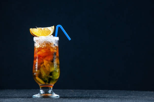 vista frontale cocktail di frutta fresca con paglia su sfondo blu scuro bar succo di frutta freddo colore festa limonata bevanda estiva fresco posto libero