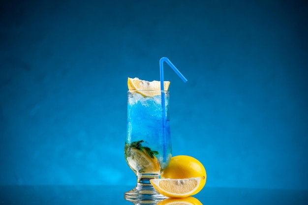 vista frontale cocktail fresco e fresco con limone e ghiaccio su sfondo blu bevanda fredda colore limonata ghiaccio bar succo d'acqua