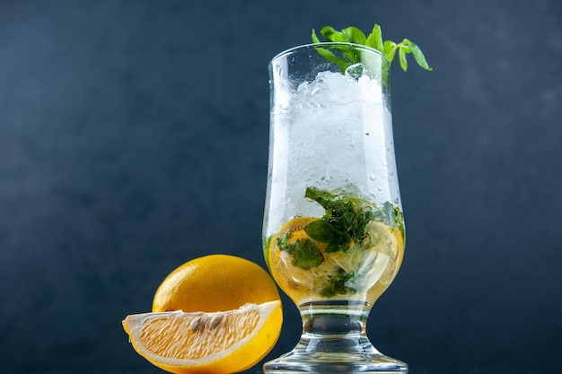 vista frontale cocktail fresco e fresco con limone e ghiaccio su sfondo blu scuro bar colore dell'acqua succo di bevanda limonata ghiaccio
