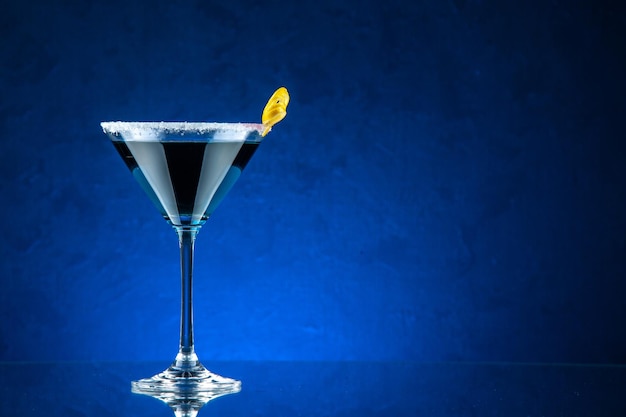 vista frontale cocktail fresco su sfondo blu drink bar ghiaccio freddo succo colore festa limonata bevanda estiva spazio libero